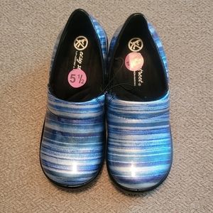 𝅺EASY Street Clogs